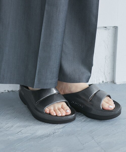 ROPE' PICNIC(ロペピクニック)の「【J'aDoRe限定】【OOFOS/ウーフォス】OOmega OOahh Luxe(サンダル・レディース・ブラック/ブラック系・23.0/24.0)」の5枚目の写真