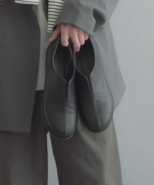 SENSE OF PLACE by URBAN RESEARCH（センスオブプレイスバイアーバンリサーチ）の「センタースリットスリッポンシューズ（スリッポン・メンズ・BLACK・26.5/27.5）」の4枚目の写真