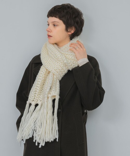URBAN RESEARCH（アーバンリサーチ）の「Fratelli Talli　フリンジニットマフラー（マフラー・レディース・PINK/WHITE/NAVY・FREE）」の9枚目の写真