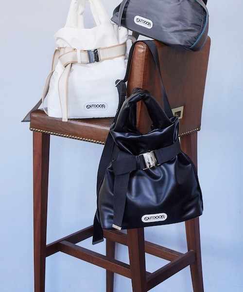 VIS（ビス）の「【OUTDOOR PRODUCTS】VIS別注2WAYベルト付きパデッドトートバッグ（トートバッグ・レディース・ブラック/チャコール/キナリ・F）」の6枚目の写真