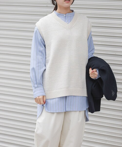 URBAN RESEARCH DOORS（アーバンリサーチドアーズ）の「FORK&SPOON　テープヤーンVネックニットベスト（ベスト・レディース・NAVY/IVORY・1）」の4枚目の写真