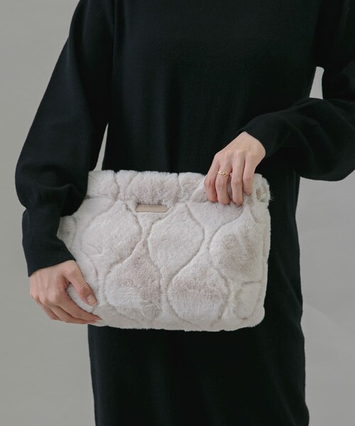 URBAN RESEARCH Sonny Label（アーバンリサーチサニーレーベル）の「LE VERNIS　ファーキルティングクラッチ（クラッチバッグ・レディース・ブラウン/ベージュ・one）」の2枚目の写真