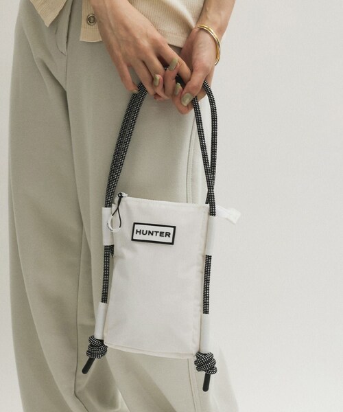 ADAM ET ROPE'(アダムエロペ)の「【HUNTER for ADAM ET ROPE'】別注トラベルフォンポーチ(ショルダーバッグ・レディース・ブラック/ホワイト・F)」の8枚目の写真