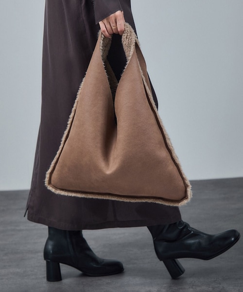 ADAM ET ROPE'(アダムエロペ)の「【HELEN MOORE(ヘレンムーア)】フェイクムートンリバーシブルバッグ(トートバッグ・レディース・チャコール/ベージュ・F)」の2枚目の写真