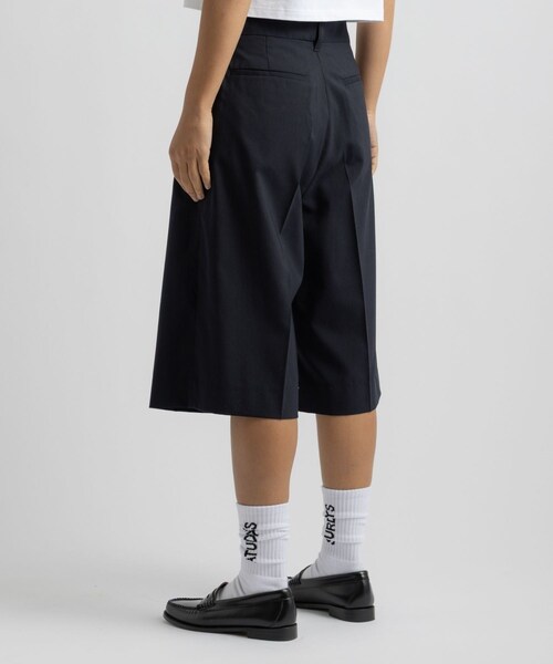 Saturdays NYC(サタデーズ ニューヨークシティ )の「Kim Pleated Shorts | WOMEN(その他パンツ・レディース・グレー/ネイビー・L/M/S)」の20枚目の写真