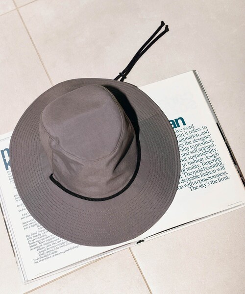 ADAM ET ROPE'(アダムエロペ)の「【La Maison de Lyllis for ADAM ET ROPE'】別注UV HAMPTON(ハット・レディース・チャコール/グリーン系/ワイン系・F)」の3枚目の写真