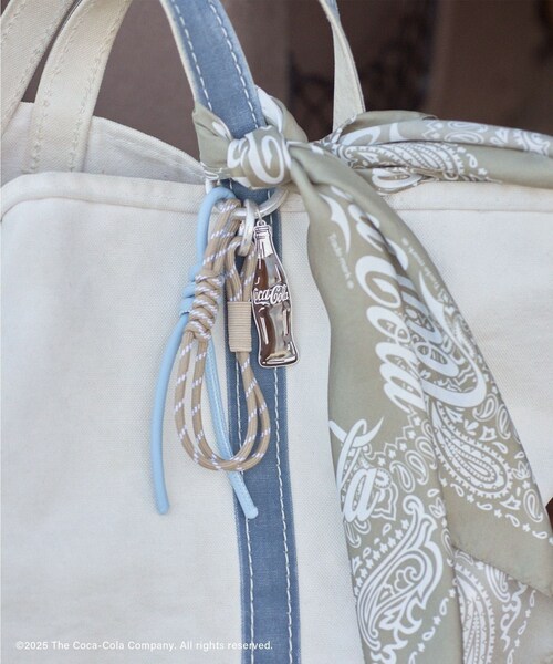 ADAM ET ROPE'（アダムエロペ）の「Coca-Cola ボトルチャーム（キーホルダー・レディース・ダークブラウン系・F）」の2枚目の写真