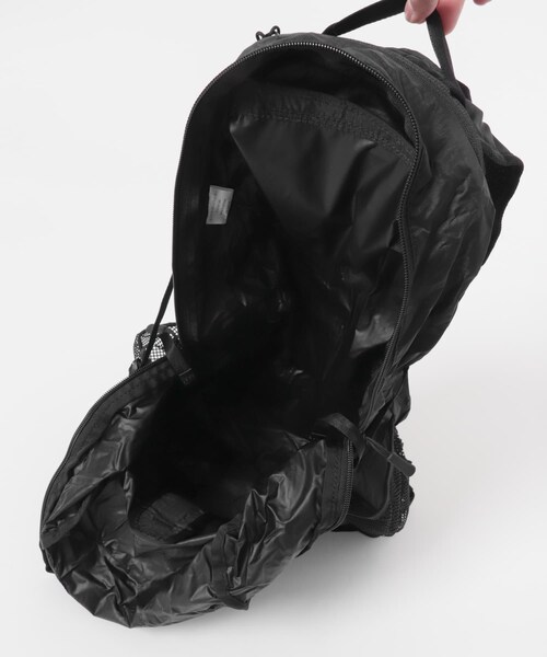 URBAN RESEARCH DOORS(アーバンリサーチドアーズ)の「THE NORTH FACE MAYFLY PACK 22(バックパック/リュック・レディース・Kブラック/CLクレイグレー/RIリバーアイス/SEスネークアイ・One)」の11枚目の写真