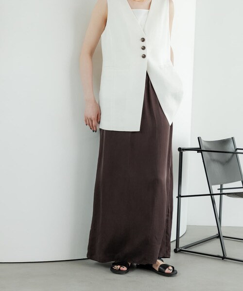URBAN RESEARCH（アーバンリサーチ）の「『2サイズ展開』キュプラサテンストレートスカート（スカート・レディース・BEIGE/BLACK/BROWN・36/38）」の18枚目の写真