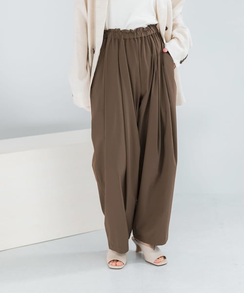 URBAN RESEARCH ROSSO（アーバンリサーチロッソ）の「ELENDEEK　EASY TUCK COCOON PANTS（その他パンツ・レディース・O.WHT/BLK/MNT/BRN・1/2）」の3枚目の写真