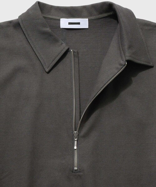 ADAM ET ROPE'(アダムエロペ)の「【REVERBERATE/リバーバレイト】HALF ZIP JERSEY SHORT SLEEVE(ポロシャツ・メンズ・ブラック/チャコール/ブルー系・2)」の6枚目の写真