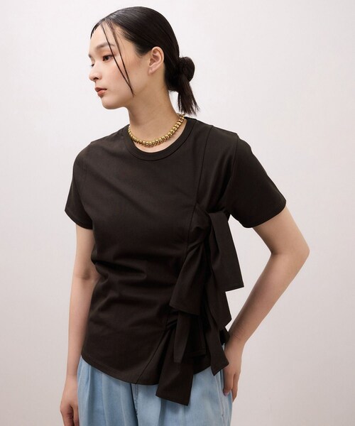 ADAM ET ROPE'(アダムエロペ)の「【サステナブル】リボンプルオーバー/接触冷感/UVカット/吸水速乾(Tシャツ/カットソー・レディース・ホワイト/ダークブラウン/サックス・F)」の4枚目の写真