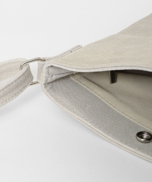 ITEMS URBANRESEARCH（アイテムズ アーバンリサーチ）の「PIG LEATHER ミニショルダーバッグ（ショルダーバッグ・メンズ・BLK/BEG/GRY・-）」の18枚目の写真