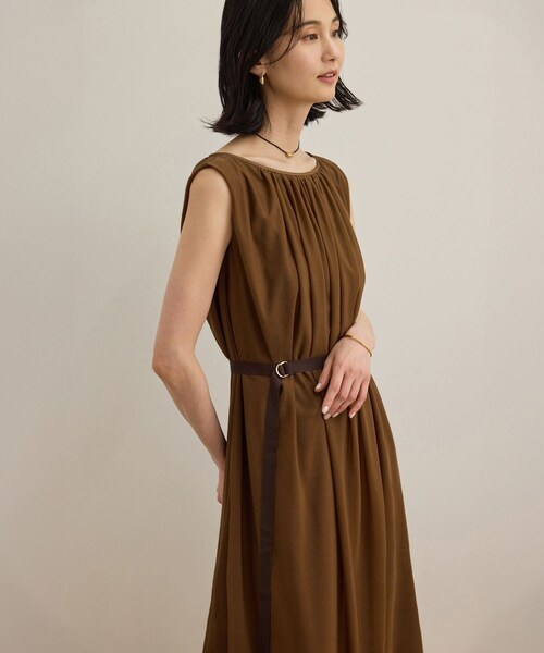 ROPE'（ロペ）の「【洗える・新色追加】ブライトネスヤーンギャザーワンピース（ワンピース・レディース・ブラック/ブラウン/ベージュ/ブルー/イエロー/ワイン/オレンジ・36/38）」の5枚目の写真