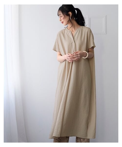 nissen（ニッセン）の「＜大きいサイズ＞【美極シャツ】スリットネックワンピース（ワンピース・レディース・チャコール/オフベージュ/サーモンピンク/サックス・【不要1】/【不要2】/L/LL/3L/4L/5L/6L/8L/10L）」の3枚目の写真