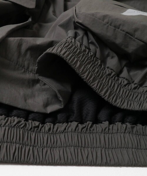EKAL(エカル)の「and wander WATER REPELLENT LIGHT JACKET2(ブルゾン・メンズ・CHARCOAL/PINK・M/L)」の9枚目の写真