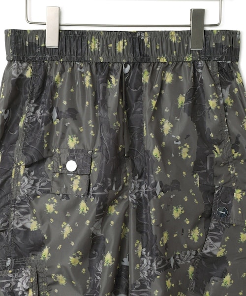 ADAM ET ROPE'(アダムエロペ)の「【GANNI(ガニー)】Printed Flyweight Nylon Relaxed Elastic Pants(カーゴパンツ・レディース・ブラック・36)」の4枚目の写真