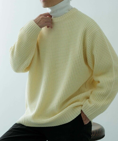 ITEMS URBANRESEARCH（アイテムズ アーバンリサーチ）の「ワッフル編み クルーネックニット（ニット/セーター・メンズ・OLV/OFF/BLK/CHA/MOC・S/M/L）」の7枚目の写真