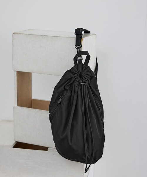 ADAM ET ROPE'（アダムエロペ）の「【WEB限定】2WAYナップサック / 撥水（バックパック/リュック・レディース・ブラック/ベージュ系・F）」の4枚目の写真