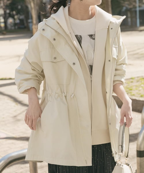 ITEMS URBANRESEARCH(アイテムズ アーバンリサーチ)の「『撥水/イージーケア』ライトフーディーブルゾン(ブルゾン・レディース・ECRU/BLK・Free)」の1枚目の写真