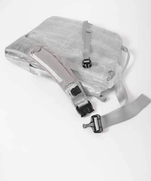 EKAL(エカル)の「CMF OUTDOOR GARMENT MESSENGER BAG DYNEEMA(メッセンジャーバッグ・メンズ・GRAY/WHITE・One)」の7枚目の写真