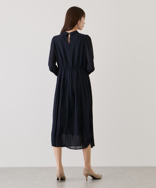 Jayro（ジャイロ）の「ボウタイプリーツワンピース（ワンピース・レディース・ブラック系/ライトグレー/ネイビー・M）」の12枚目の写真