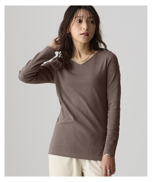 nissen（ニッセン）の「綿１００％フライス素材Ｖネック長袖Ｔシャツ（UVカット）＜大きいサイズ有＞（Tシャツ/カットソー・レディース・黒/オフホワイト/グレージュ/杢チャコールグレー/ネイビー/ライムグリーン/トープ/ディープグリーン/クラウドピンク/パープル・L/LL/3L/4L/5L/6L/8L/10L/S/M）」の4枚目の写真