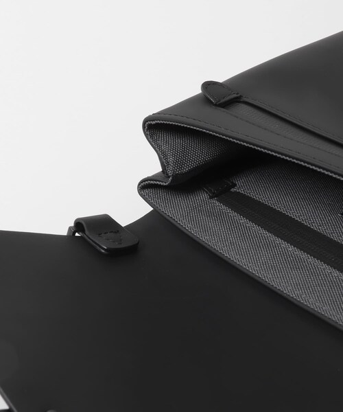 SENSE OF PLACE by URBAN RESEARCH（センスオブプレイスバイアーバンリサーチ）の「GASTON LUGA　Splash Crossbody Bag（ショルダーバッグ・メンズ・BLACK/TAUPE/BROWN・One）」の6枚目の写真