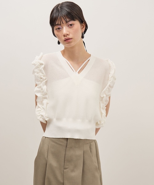 ADAM ET ROPE'(アダムエロペ)の「フリルメッシュジレ(ベスト・レディース・ブラック/ホワイト/サックス・F)」の1枚目の写真