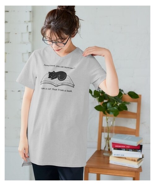 nissen（ニッセン）の「【ひんやりコットン】プリントVネックチュニックTシャツ（綿１００％・接触冷感・UVカット）（選べる柄）＜大きいサイズ有＞（チュニック・レディース・[終売]カジュアルロゴ:グレージュ/[終売]カジュアルロゴ:アイス杢/[終売]タテロゴ:黒/タテロゴ:オフホワイト/カレッジロゴ:オフホワイト/[終売]カレッジロゴ:グレージュ/[終売]ソファネコ:スモーキーブルー/[終売]かくれんぼネコ:ネイビー/[終売]かくれんぼネコ:アイス杢/タワー:ミント/カットフラワー:ラベンダー/[終売]マリンロゴ:ブルーグリーン/[終売]アメカジロゴ:チャコールグレー/[終売]フライングバード:モーブグリーン/大人ロゴ:オフホワイト/ポップネコ:ブルーグリーン/カーブロゴ:黒/ソフトロゴ:チャコールグレー/ボタニカル:ミント/ハートロゴ:ピンクベージュ/衿花:ダークブルー/ブックネコ:オートミール/フレンチロゴ:ベージュ/筆記ロゴ:オフホワイト/パンダ:チャコールグレー/伸びネコ:ネイビー/花:ダークピンク/シティ:ソフトブルー・S/M/L/LL/3L/4L/5L/6L）」の14枚目の写真