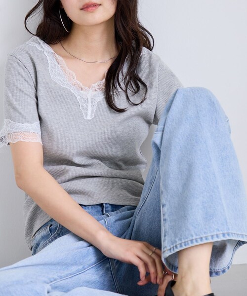 VIS（ビス）の「レーストリムVネックTシャツ/汗ジミ加工（Tシャツ/カットソー・レディース・ブラック/ライトグレー/オフホワイト・F）」の9枚目の写真