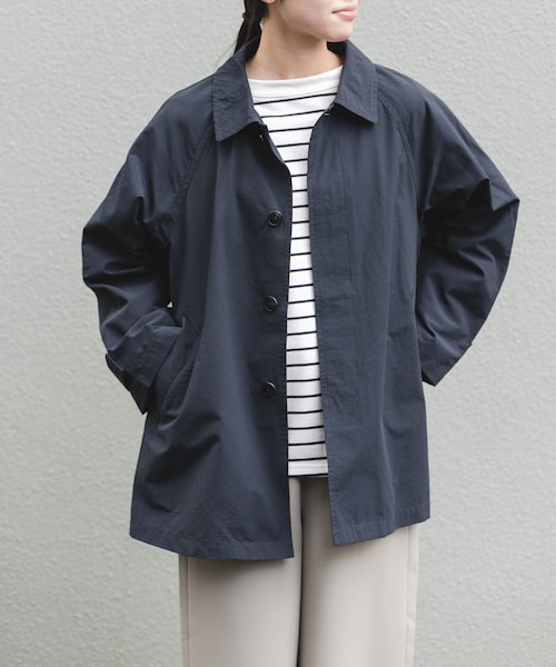URBAN RESEARCH DOORS(アーバンリサーチドアーズ)の「FORK&SPOON ステンカラーテントコート(ステンカラーコート・レディース・BEIGE/NAVY・1)」の2枚目の写真