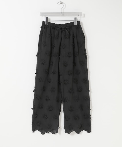 URBAN RESEARCH（アーバンリサーチ）の「crinkle crinkle crinkle　3D EMBROIDERY EASY PANTS（その他パンツ・レディース・WHITE/BLACK・Free）」の2枚目の写真