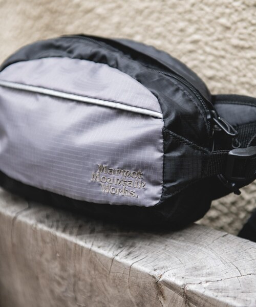 URBAN RESEARCH DOORS(アーバンリサーチドアーズ)の「『別注』Marmot×DOORS BODY BAG(ボディバッグ/ウエストポーチ・メンズ・BLACK/GRAY/NAVY・One)」の17枚目の写真