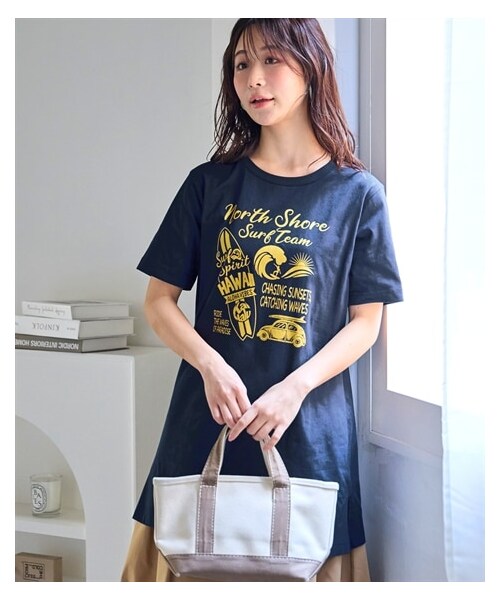 nissen（ニッセン）の「大きいサイズ　【ひんやりコットン】綿１００％ＡラインプリントチュニックＴシャツ（接触冷感・UVカット）（チュニック・レディース・黒(フォトフラワー)/ねこ:セージグリーン/くま:黒/シンプルロゴ:モカベージュ/アメカジ:ネイビー/オーシャン:ネイビー/ドーナツ:オートミール/バンダナ:カーキ/スニーカー:クリーム/フォト風景:チャコールグレー/黒(グラフィック)/オフホワイト(ネコ)/チャコール(モノクロスィーツ)/ネイビー(ハワイ)/グレージュ(ロゴ)(新色)/アイボリー(花瓶)/ミント(鳥)/ピンク(パンダ)/カーキ(サークルロゴ)・L/LL/3L/4L/5L/6L/8L/10L）」の17枚目の写真