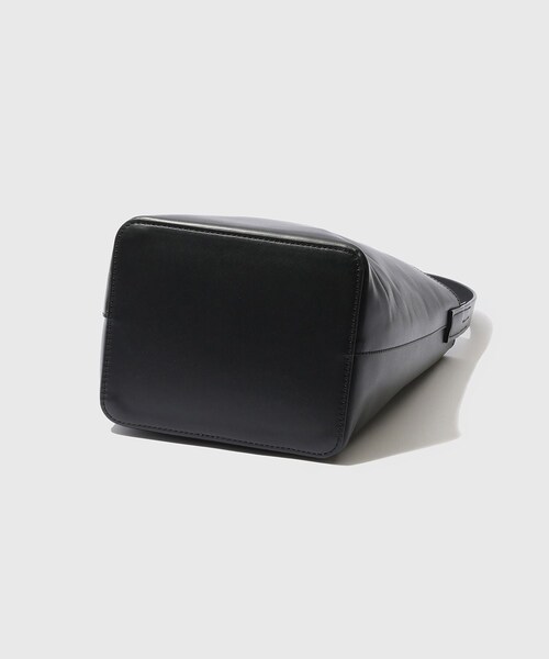 ADAM ET ROPE'(アダムエロペ)の「【AURALEE/オーラリー】LEATHER SHOULDER BAG - S MADE BY AETA(ショルダーバッグ・メンズ・ブラック・F)」の5枚目の写真
