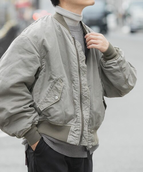 ITEMS URBANRESEARCH(アイテムズ アーバンリサーチ)の「ピグメントダイ オーバーサイズMA-1(MA-1・メンズ・KHAKI/GREIGE/GRAY・M/L)」の2枚目の写真