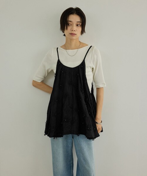 ADAM ET ROPE'(アダムエロペ)の「【WEB先行販売】【crinkle crinkle crinkle】別注レーヨンシャンタン 3D刺繍キャミソール(キャミソール・レディース・ブラック/ホワイト・F)」の9枚目の写真
