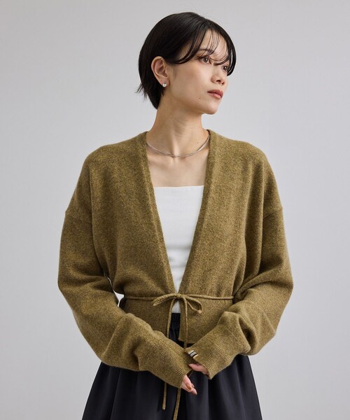 ADAM ET ROPE'（アダムエロペ）の「【extreme cashmere（エクストリーム・カシミア）】ella ニットカーディガン（カーディガン/ボレロ・レディース・グリーン系/カーキ系・F）」の2枚目の写真