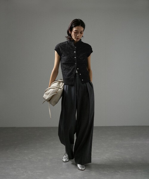 ADAM ET ROPE'(アダムエロペ)の「【J'aDoRe限定】【R&D.M.Co-OLDMAN'S TAILOR】LACE FLOWER NO SLEEVE CARDIGAN(ベスト・レディース・ブラック/ホワイト・F)」の8枚目の写真