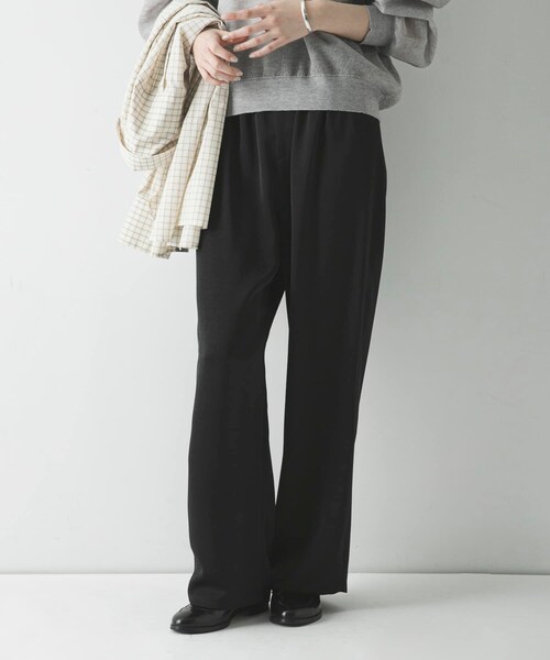 URBAN RESEARCH（アーバンリサーチ）の「サテンイージーセミフレアパンツ（その他パンツ・レディース・OFF WHITE/BLACK・36/38）」の16枚目の写真