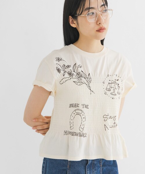 KBF（ケイビーエフ）の「シャーリングデザインプリントTEE（Tシャツ/カットソー・レディース・IVORY/BROWN/BLUE・One）」の6枚目の写真