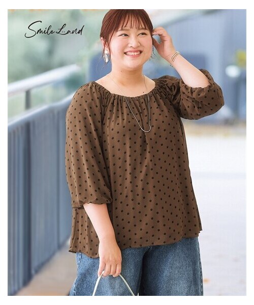 nissen（ニッセン）の「＜大きいサイズ＞ふんわりシルエットドットプリントブラウス（シャツ/ブラウス・レディース・モカブラウン系/黒系・L/LL/3L/4L/5L/6L/8L/10L）」の2枚目の写真