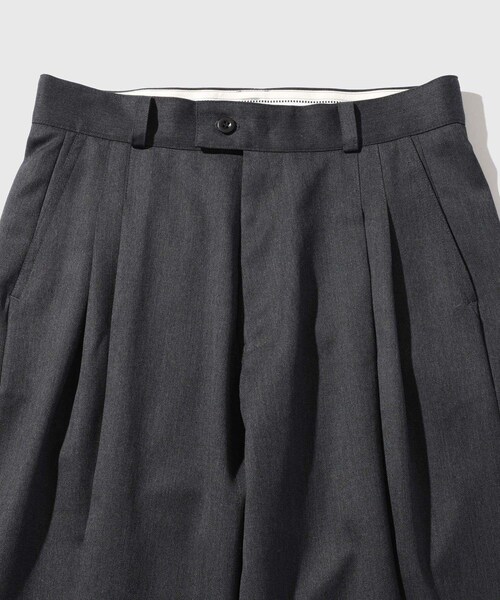 ADAM ET ROPE'(アダムエロペ)の「【RICE NINE TEN/ライス ナイン テン】THREE QUARTER WOOL 2TUCK TROUSERS(スラックス・メンズ・ブラック/チャコール・1/2)」の6枚目の写真