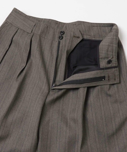 URBAN RESEARCH（アーバンリサーチ）の「ULTERIOR　H.STRIPE TUCKED TROUSERS（その他パンツ・メンズ・DUSTY GREY・4/5）」の7枚目の写真