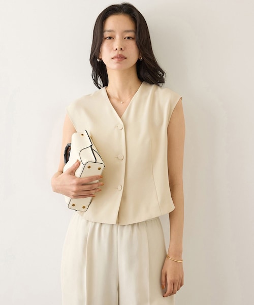 ROPE'（ロペ）の「コンフォートフレンチスリーブブラウス/UVカット・防シワ・接触冷感・吸水速乾・セットアップ対応・イージーケア（シャツ/ブラウス・レディース・ダークブラウン系/ベージュ・F）」の4枚目の写真