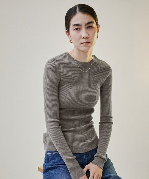 ADAM ET ROPE'（アダムエロペ）の「【公式サイト限定】【BATONER for SALON】別注ボートネックリブプルオーバー（ニット/セーター・レディース・ブラック/イエロー/グレー/オフホワイト/ベージュ・F）」の16枚目の写真