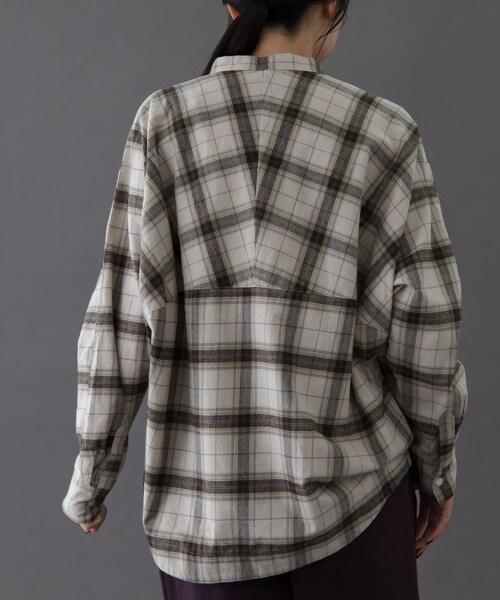 URBAN RESEARCH DOORS（アーバンリサーチドアーズ）の「FORK&SPOON　ブラッシュドチェックシャツ（シャツ/ブラウス・レディース・BLACK CHK/BEIGE CHK・1）」の16枚目の写真