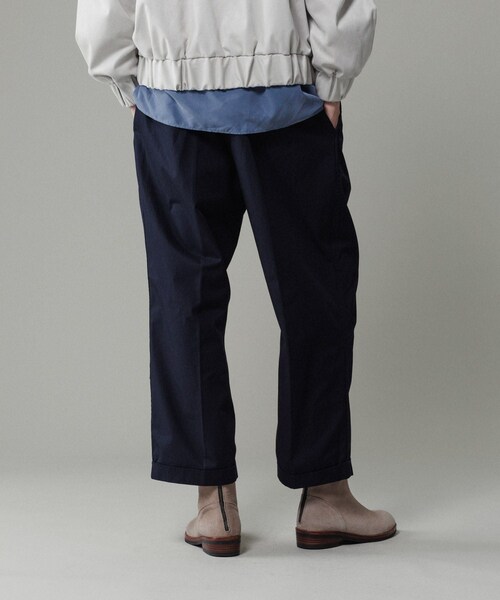 ADAM ET ROPE'(アダムエロペ)の「【撥水】ワンプリーツ クロップドシルエット チノパンツ(チノパンツ・メンズ・ベージュ/カーキ/ネイビー・L/M)」の20枚目の写真