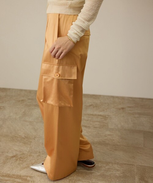ROPE'（ロペ）の「【洗える】シャイニーサテンパンツ/一部セットアップ対応（カーゴパンツ・レディース・ブラック/オフホワイト/オレンジ・36/38）」の11枚目の写真